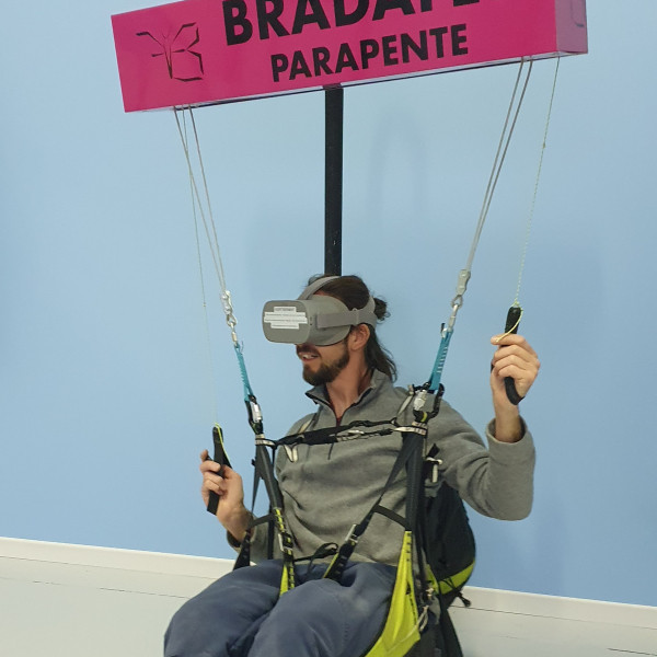 Après ou avant le Vol Découverte du Parapente à Chambéry, découvre notre simulateur de vol VR