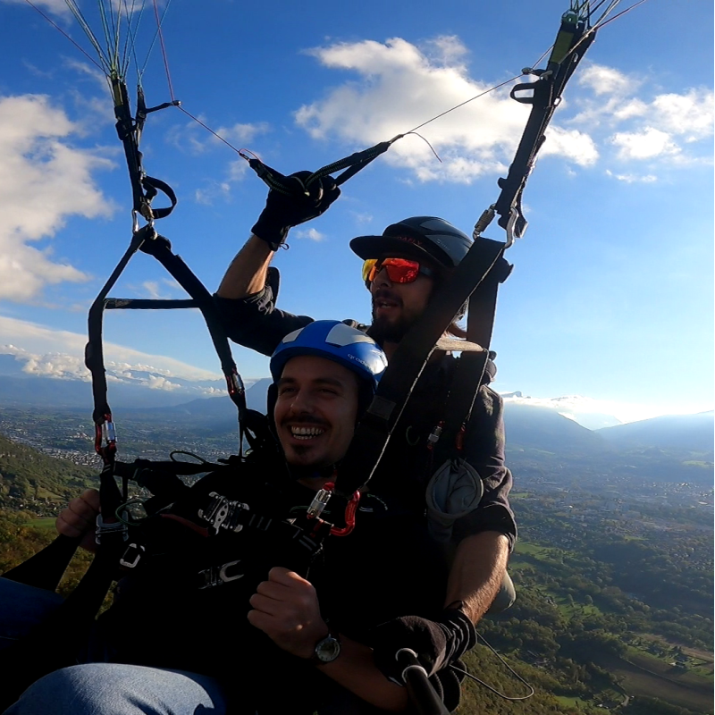 Vol Découverte du Parapente à Aix-les-Bains dans le ciel de Savoie au dessus du Lac du Bourget