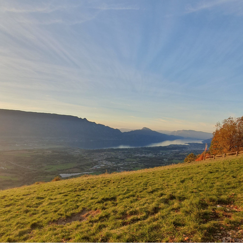 Vu magnifique sur le lac du Bourget, Aix-les-Bains et Chambéry depuis le décollage du vol découverte en Parapente