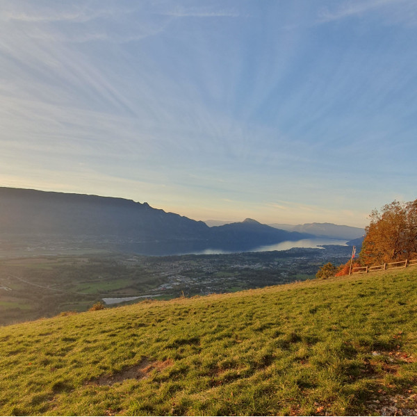 Vu magnifique sur le lac du Bourget, Aix-les-Bains et Chambéry depuis le décollage du vol découverte en Parapente